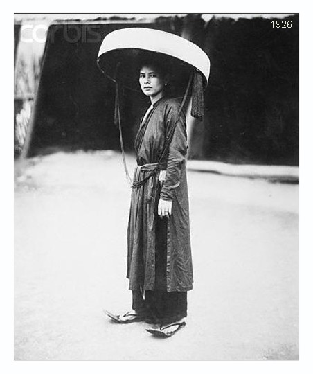 Ảnh phụ nữ Việt Nam trong trang phục truyền thống, 1926. Ảnh. Corbis.
